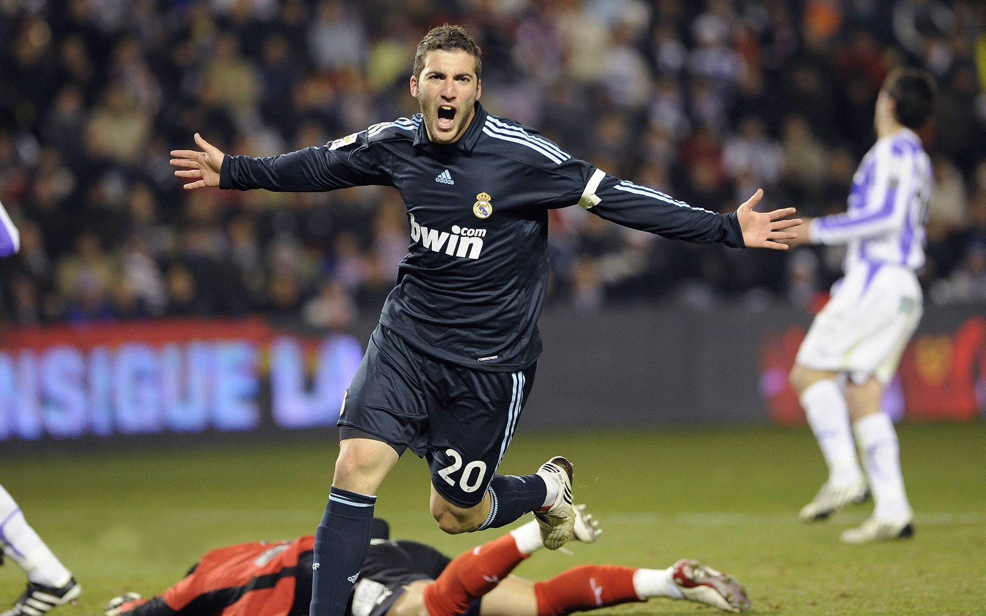 SKT带队取胜!Uzi重要时刻比赛局势复杂赛场气氛高涨