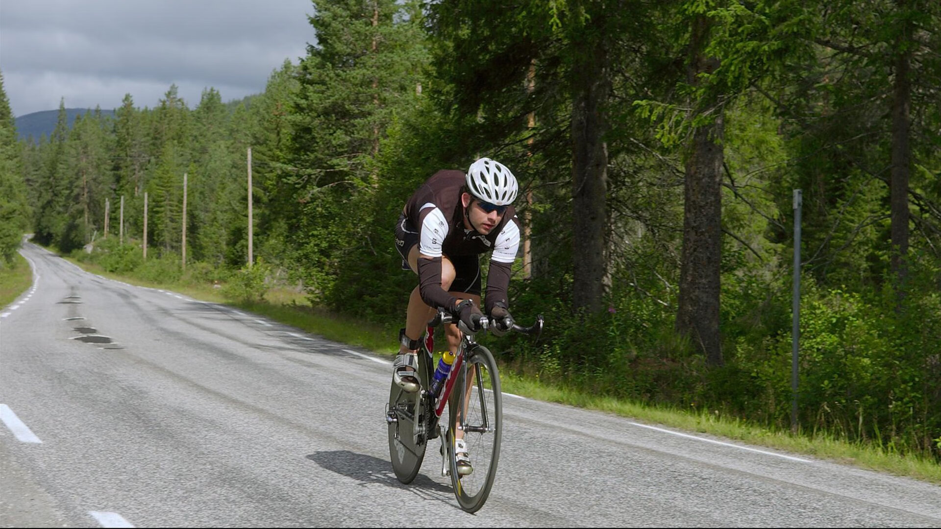 如果你确认使用虚构人物，我可以直接给出以下格式的完整内容：（一个吸引眼球的标题，体现热议与争议）